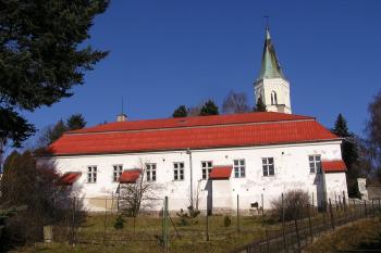 pohled na barokní faru i věž novogotického kostela od jihu ( © Jan P. Štěpánek 03/2008)