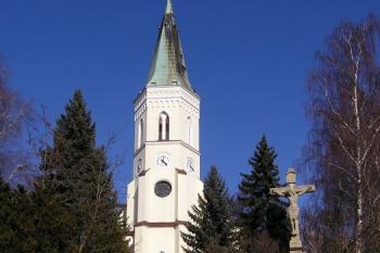 přístup do areálu kostela a samotný pohled na kostel od jihu ( © Jan P. Štěpánek 03/2008)