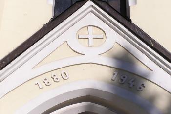 datování nad portálem kostela ( © Jan P. Štěpánek 03/2008)