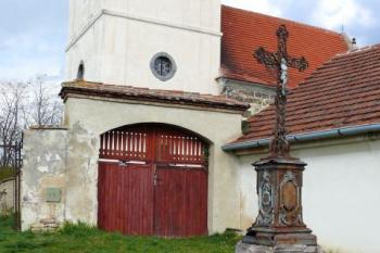 Litinový křížek před vstupem na hřbitov. (© Jan Sommer, 04/2008)