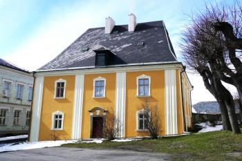pohled na bývalou faru v Budišově nad Budišovkou od východu ( © Jan P. Štěpánek 03/2008)