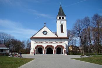 Celkový pohled na průčelí kostela Krista Krále. ( © Miroslav BITTER 04/2008)