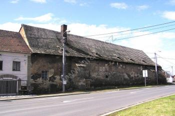 starší objekt v severní fontě někdejšího svinovského dvora, který ve svých zdech může ukrývat starou renesanční svinovskou tvrz ( © Jan P. Štěpánek 04/2006)