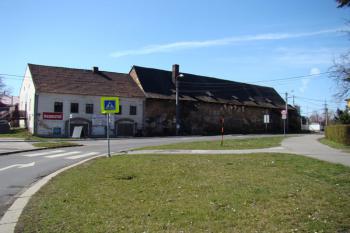 Celkový pohled na severní frontu někdejšího dvora se starším objektem, který v sobě může ukrývat středověkou tvrz Svinov. ( © Miroslav BITTER 04/2008)