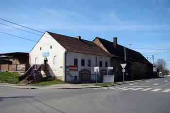 Celkový pohled na budovu někdejšího dvora se starším objektem, který v sobě může ukrývat středověkou tvrz Svinov. ( © Miroslav BITTER 04/2008)