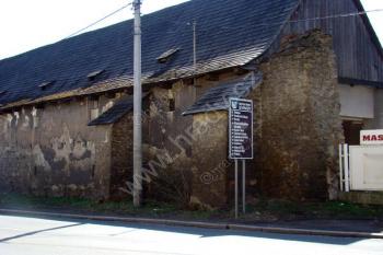 Severozápadní nároží objektu s opěrákem a navazující zdí. ( © Miroslav BITTER 04/2008)