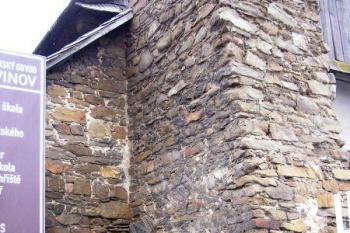 severozápadní nároží objektu s opěrákem a navazující zdí ( © Jan P. Štěpánek a Jiří Tichánek 01/2006)