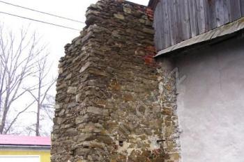 pohled z prostoru dvora na mohutnou kamennou zeď pokračující od historického objektu k severozápadu ( © Jan P. Štěpánek a Jiří Tichánek 01/2006)