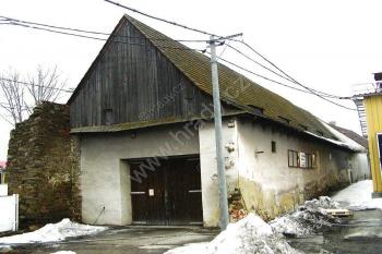 pohled na historický objekt v severní frontě někdejšího dvora - snad v sobě může skrývat zdivo staré tvrze ( © Jan P. Štěpánek a Jiří Tichánek 01/2006)