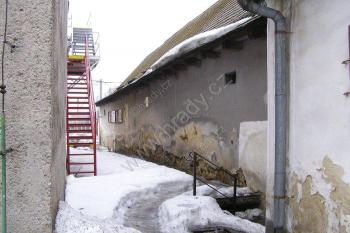 jižní fronta starého objektu v severní části bývalého dvora ( © Jan P. Štěpánek a Jiří Tichánek 01/2006)