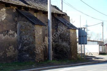 Pohled na mohutné opěrné pilíře. ( © Miroslav BITTER 04/2008)