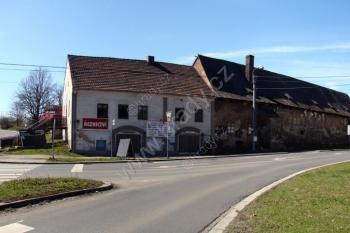Celkový pohled na severní frontu někdejšího dvora se starším objektem, který v sobě může ukrávat středověkou tvrz Svinov. ( © Miroslav BITTER 04/2008)