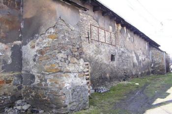 severní fronta staršího objektu, který v sobě může ukrývat středověkou tvrz ( © Jan P. Štěpánek 04/2006)