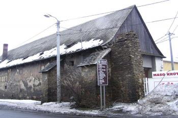 západní část staršího objektu severní fronty bývalého svinovského dvora ( © Jan P. Štěpánek a Jiří Tichánek 01/2006)