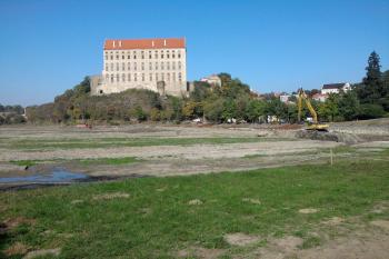Netradiční pohled na zámek 3.10.2011 - součástí revitalizace vedlejší přehrady je i vyčištění Podhradského rybníka. (© Ivo Rozehnal, 10/2011)