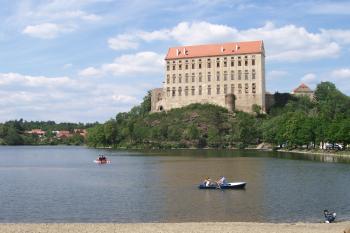 Plumlovský zámek a Podhradský rybník po revitalizaci (© Ivo Rozehnal, 05/2012)