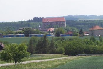 Plumlov - pohled na obec ze silnice z Ohrozimi (© Ivo Rozehnal, 05/2012)