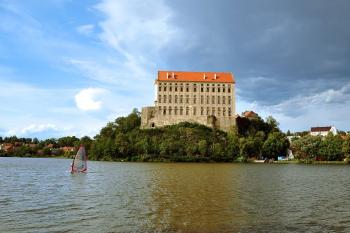 Zámek od Podhradského rybníka (© Miroslav Bolek, 07/2012)