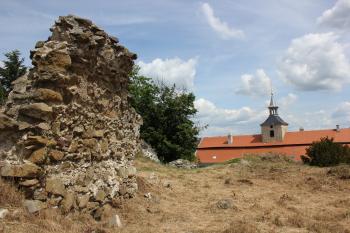 pozůstatek hradu (© Luděk Vláčil, 06/2014)