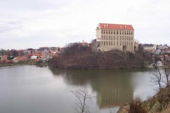 Plumlov - Pohled na Vysoký zámek přes Podhradský rybník. (© Ivo Rozehnal 06/2006)