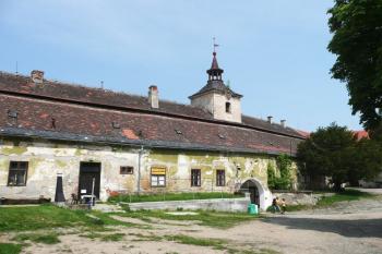 severní vstupní křídlo předzámčí od západu ( © Jan P. Štěpánek 06/2008)