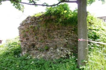 pozůstatek masivního opěrného pilíře ve střední části severní fronty hradu ( © Jan P. Štěpánek 06/2008)