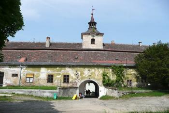 průjezd severním křídlem předzámčí ( © Jan P. Štěpánek 06/2008)