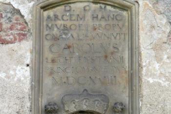 kamenná deska informující o přestavbě hradu Karlem z Liechtenštejna v roce 1618 ( © Jan P. Štěpánek 06/2008)