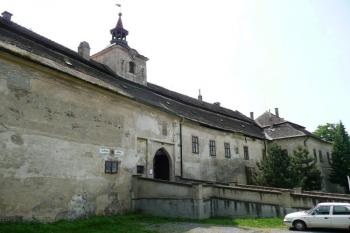 pohled na severní frontu severního křídla předzámčí ( © Jan P. Štěpánek 06/2008)