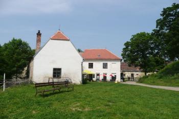 pohled od jihu na východní budovy předzámčí ( © Jan P. Štěpánek 07/2008)