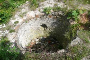 pozůstatky válcové věže hradu ( © Jan P. Štěpánek 07/2008)