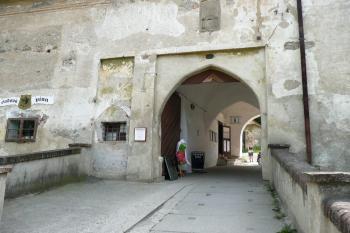 průjezdní portály předzámčím ( © Jan P. Štěpánek 06/2008)
