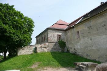 severovýchodní část vnějšího průčelí předzámčí ( © Jan P. Štěpánek 06/2008)