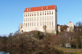 dokonalé zrcadlení tzv. Vysokého plumlovského zámku v hladině Podhradského rybníka ( © Jan P. Štěpánek 11/2009)