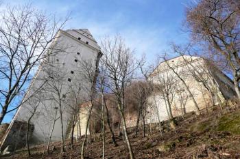 boční fronta Vysokého zámku a štít jedné z hospodářských budov dolního zámku ( © Jan P. Štěpánek 11/2009)