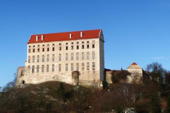 tzv. Vysoký zámek a navazující hospodářské stavení tzv. dolního zámku ( © Jan P. Štěpánek 11/2009)