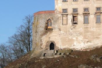 starší, novogoticky upravená nárožní bašta zakomponovaná do tělesa Vysokého zámku ( © Jan P. Štěpánek 11/2009)