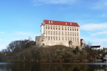 celkový pohled na plumlovský zámek přes hladinu Podhradského rybníka ( © Jan P. Štěpánek 11/2009)