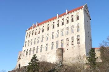 podhled na štíhlé těleso vysokého zámku z hráze Podhradského rybníka ( © Jan P. Štěpánek 11/2009)