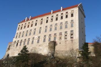 celkový pohled na tzv. vysoký zámek z hráze Podhradského rybníka ( © Jan P. Štěpánek 12/2009)