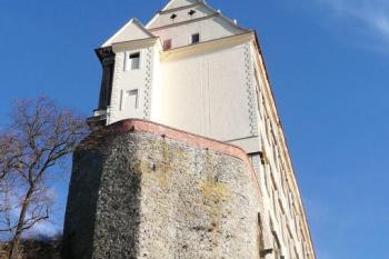 štíhlé západní průčelí tzv. vysokého zámku v Plumlově ( © Jan P. Štěpánek 12/2009)
