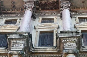detail části honosného sloupového průčelí vysokého zámku ( © Jan P. Štěpánek 12/2009)