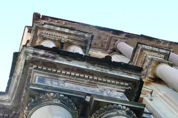 detail hlavic sloupů honosného severního průčelí vysokého zámku ( © Jan P. Štěpánek 12/2009)