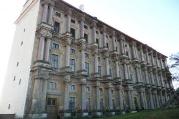 honosné a atypicky velmi členité nádvorní průčelí tzv. vysokého zámku ( © Jan P. Štěpánek 11/2009)
