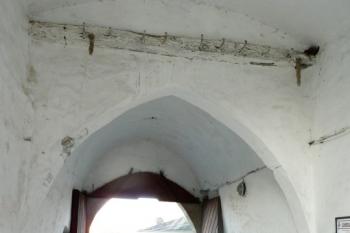 průjezd branou předního (dolního) zámku s pozůstatky středověké brány o čemž svědčí lomený oblouk  staré brány ( © Jan P. Štěpánek 11/2009)