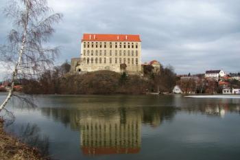Plumlov od Podhradského rybníka (© Dejv Róza, 03/2010)