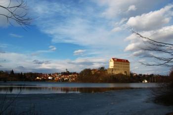 Plumlov od Podhradského rybníka (© Dejv Róza, 03/2010)