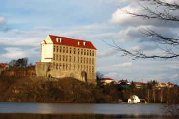 Plumlov od Podhradského rybníka (© Dejv Róza, 03/2010)