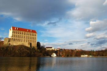 Plumlov od Podhradského rybníka (© Dejv Róza, 03/2010)
