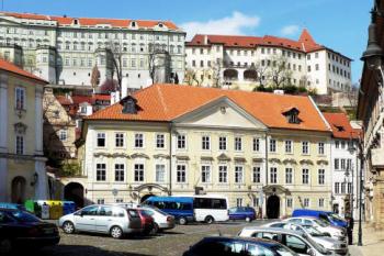 Palác uzavírá Valdštejnské náměstí na severní straně. ( © Jan Sommer 04/2008)